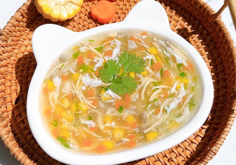 Bát súp vịt thơm lừng nấu cùng các loại rau củ nhiều màu sắc cho bé